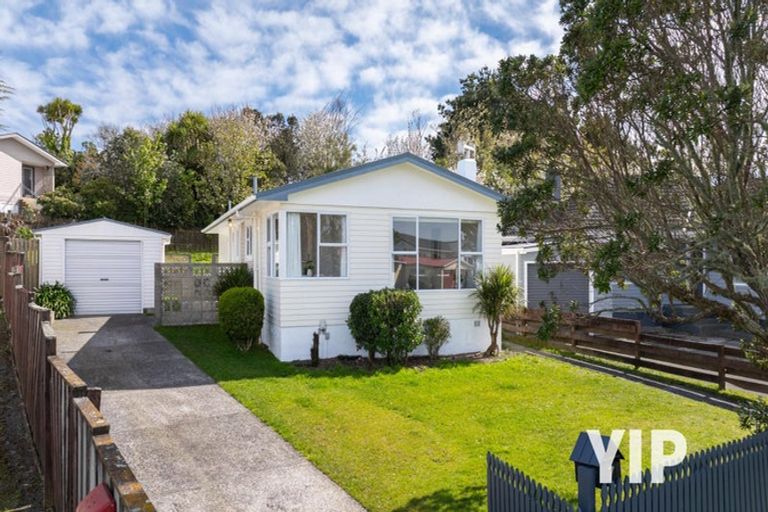 Photo of property in 7 Loasby Crescent, Newlands, Wellington, 6037