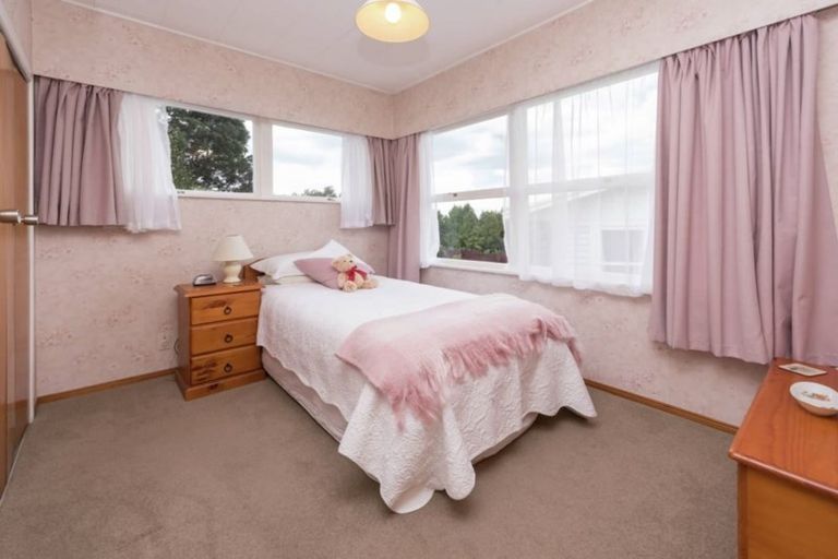 Photo of property in 16 Ellesmere Crescent, Pakuranga Heights, Auckland, 2010