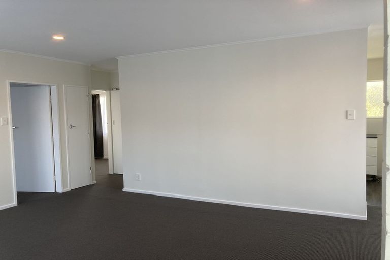 Photo of property in 2/105 Apu Crescent, Lyall Bay, Wellington, 6022