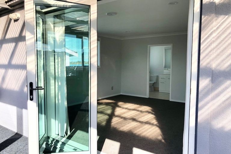 Photo of property in 11m Clearwater Cove, West Harbour, Auckland, 0618