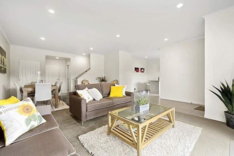 Photo of property in 2/10 Salford Crescent, Flat Bush, Auckland, 2019