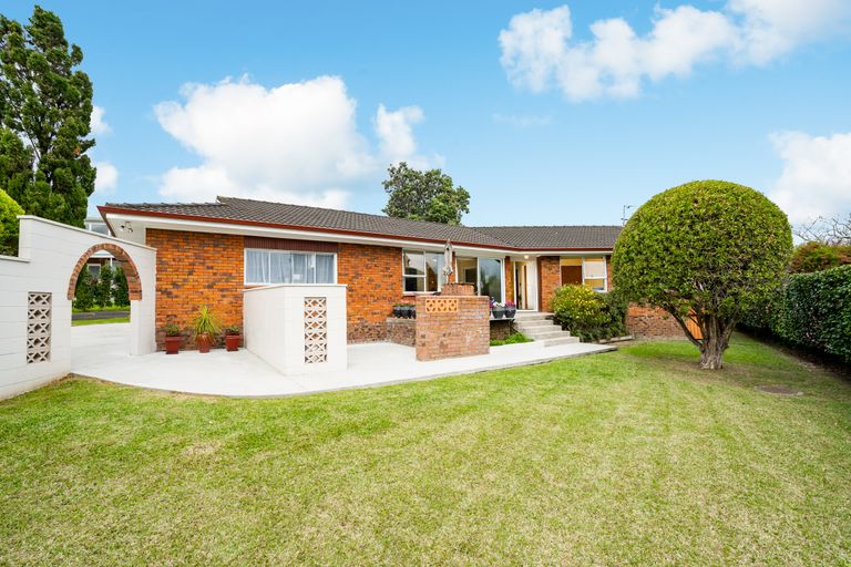 Photo of property in 17 Scanlen Terrace, Kelston, Auckland, 0602