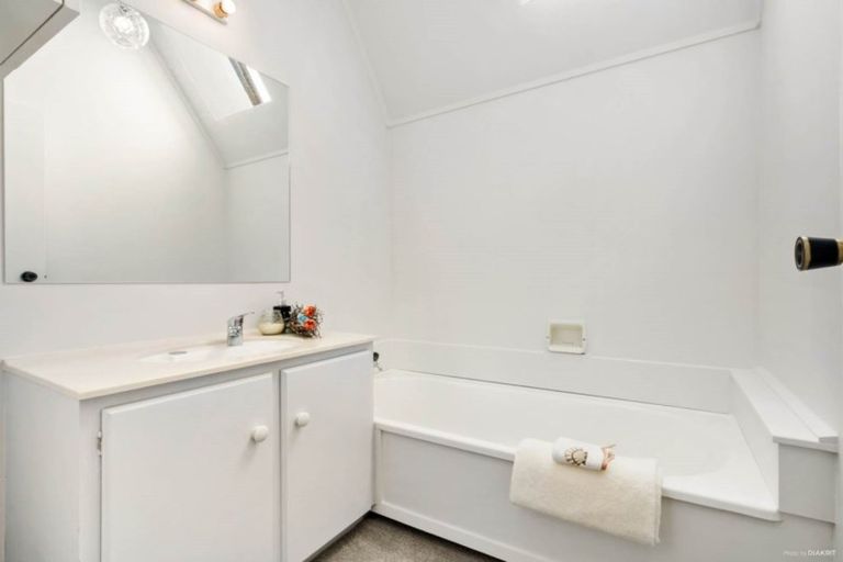 Photo of property in 11 James Evans Drive, Northcote, Auckland, 0627
