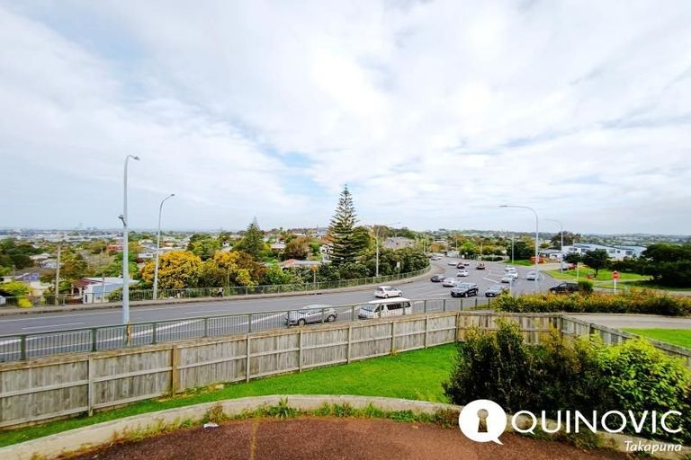 Photo of property in 520 Glenfield Road, Glenfield, Auckland, 0629