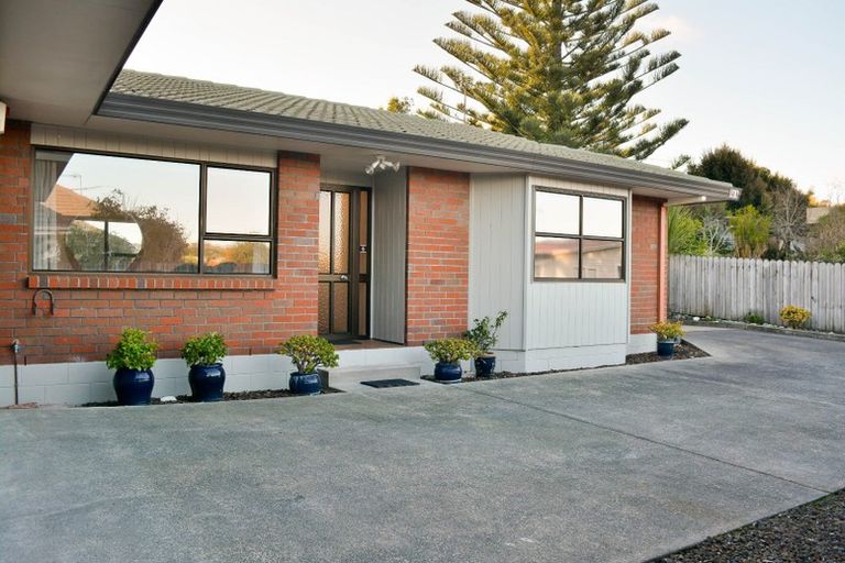Photo of property in 2/54 Hebron Road, Waiake, Auckland, 0630