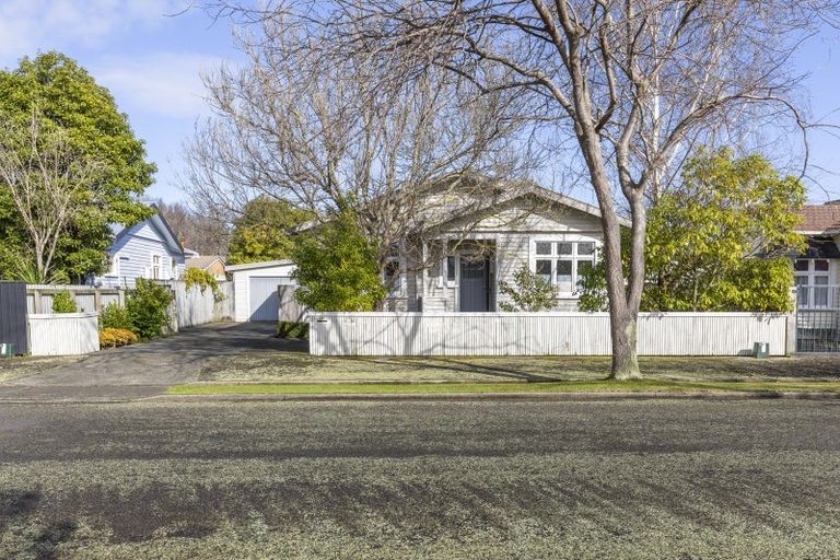 Photo of property in 22 Kingswood Street, Takaro, Palmerston North, 4412
