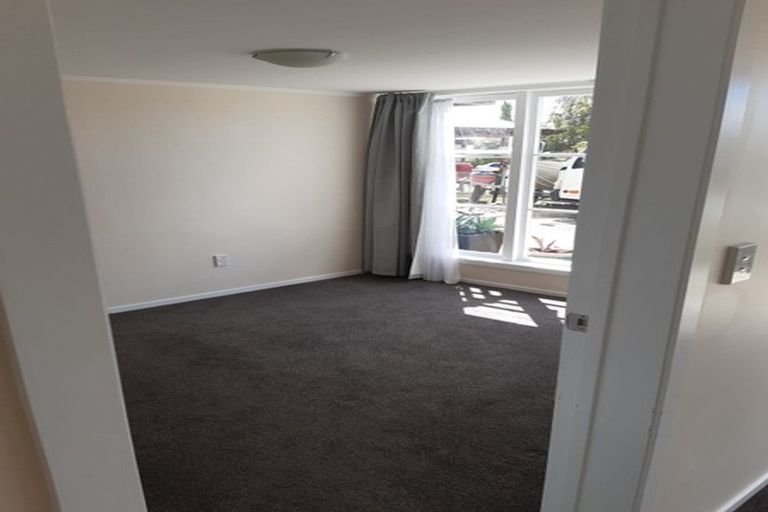 Photo of property in 6 Merville Avenue, Te Atatu South, Auckland, 0610