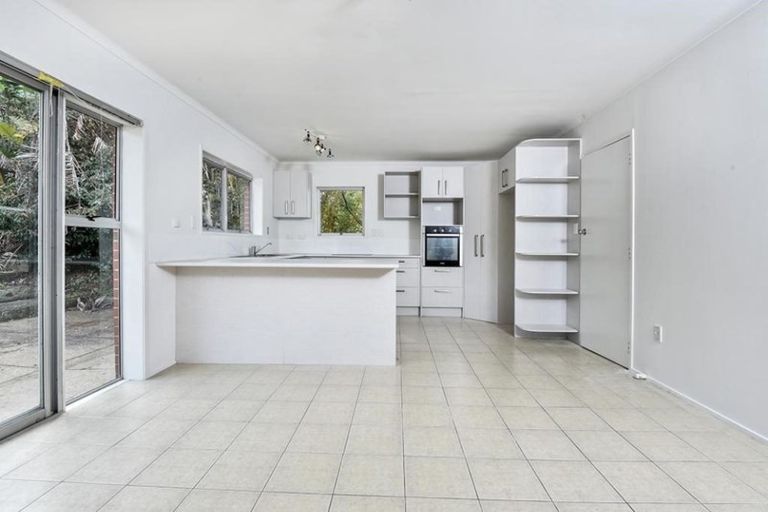 Photo of property in 34 Raymond Terrace, Northcote, Auckland, 0627