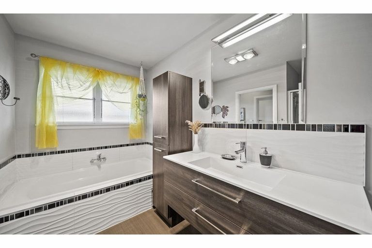 Photo of property in 108 Wainoni Road, Avondale, Christchurch, 8061