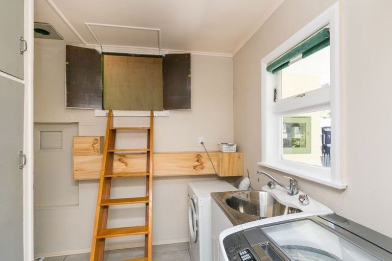 Photo of property in 76a Newlands Road, Newlands, Wellington, 6037