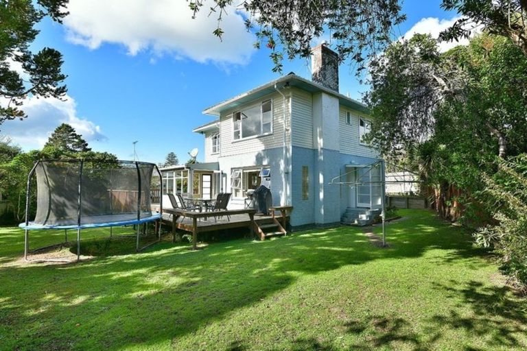 Photo of property in 11 Westbourne Road, Murrays Bay, Auckland, 0630