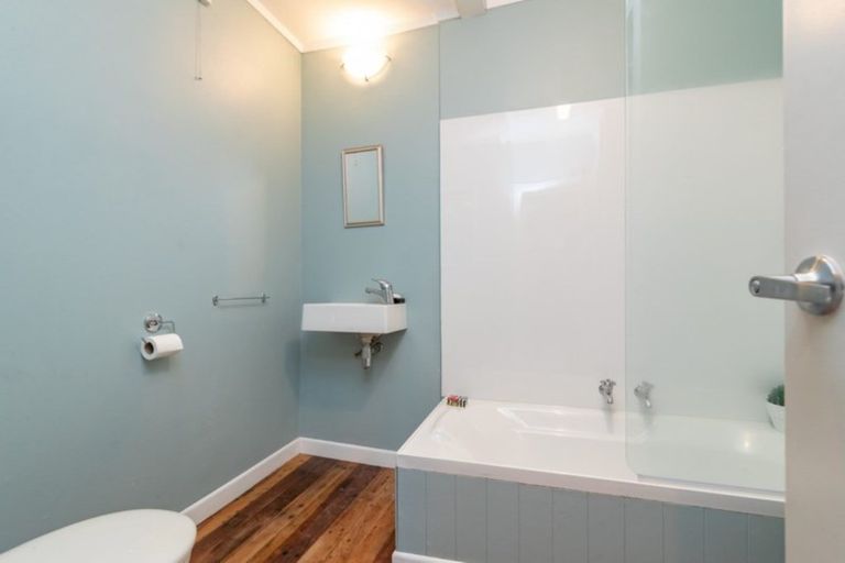 Photo of property in 49 Airlie Road, Plimmerton, Porirua, 5026