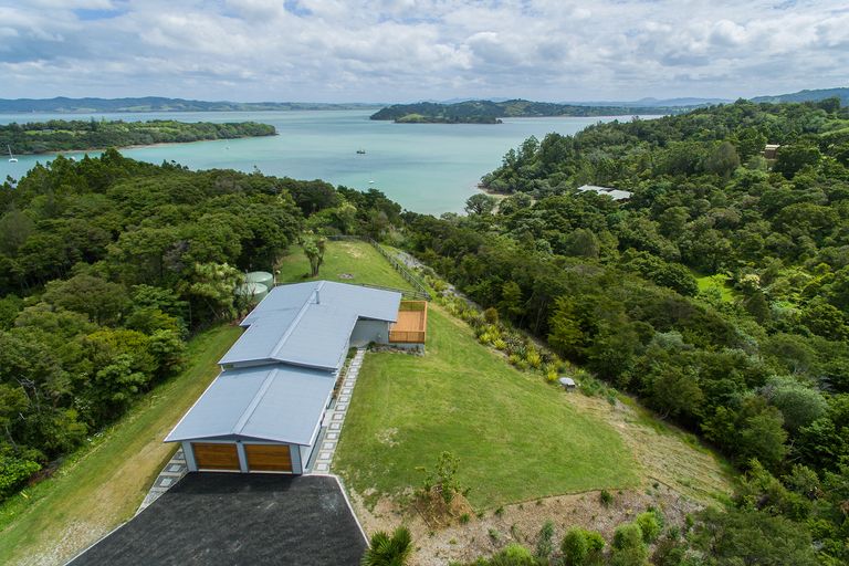 Photo of property in 43 Tahunatapu Road, Parua Bay, Whangarei, 0174