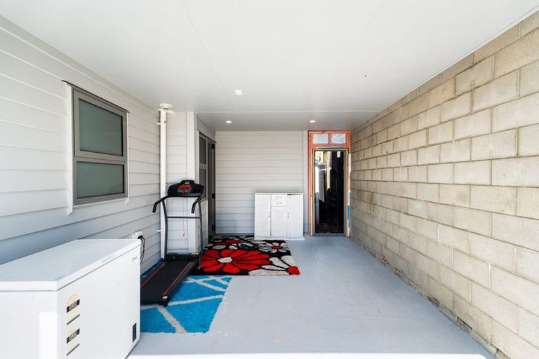 Photo of property in 74a Awaroa Road, Sunnyvale, Auckland, 0612