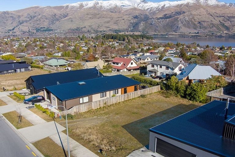 Photo of property in 16 Clearview Street, Wanaka, 9305