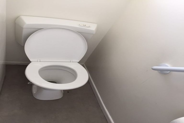 Photo of property in 2/130 Rangatira Road, Beach Haven, Auckland, 0626