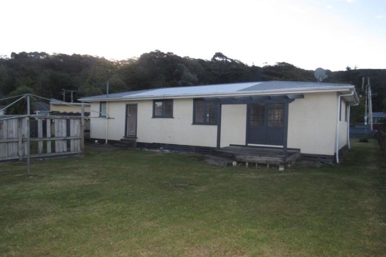 Photo of property in 5 Dover Road, Wainuiomata, Lower Hutt, 5014