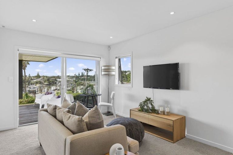 Photo of property in 7 Commodore Parry Road, Castor Bay, Auckland, 0620