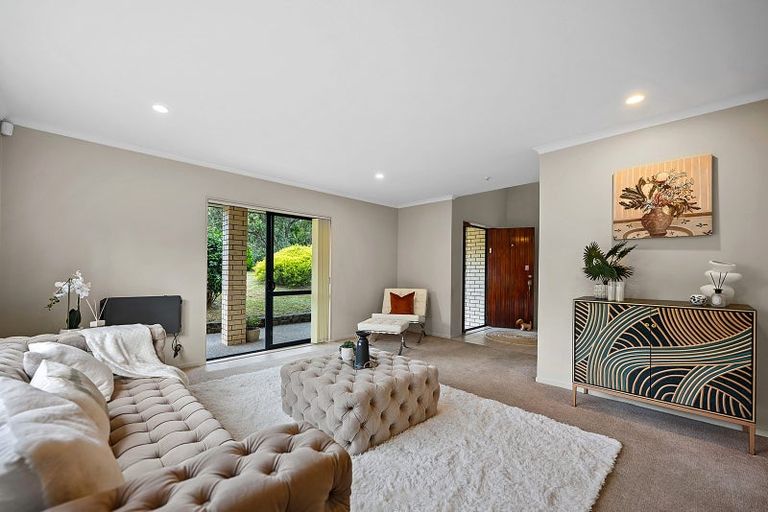 Photo of property in 16 Crimson Park, Oteha, Auckland, 0632