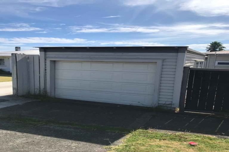 Photo of property in 3 Pleasant Road, Glen Eden, Auckland, 0602