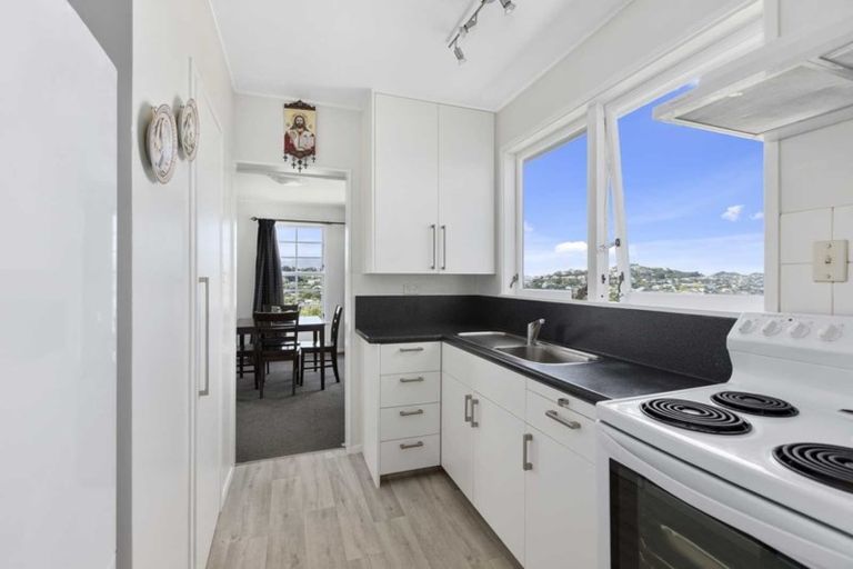 Photo of property in 90 Akaroa Drive, Maupuia, Wellington, 6022