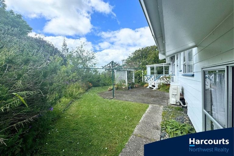 Photo of property in 1 Denver Avenue, Sunnyvale, Auckland, 0612