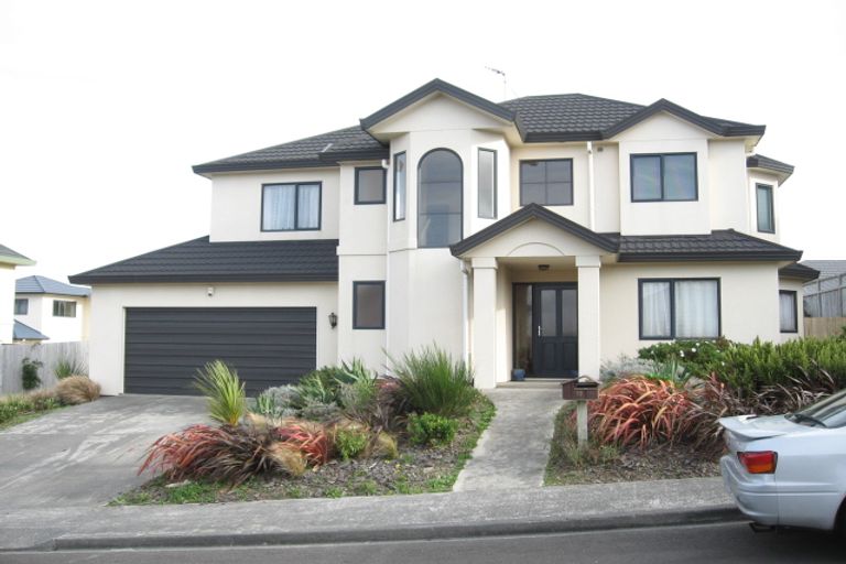 Photo of property in 10 Bennett Grove, Newlands, Wellington, 6037