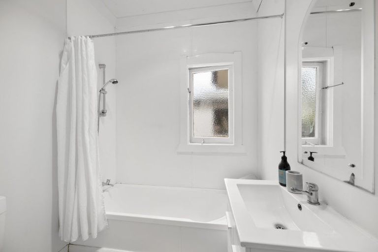 Photo of property in 106 Meeanee Road, Taradale, Napier, 4112