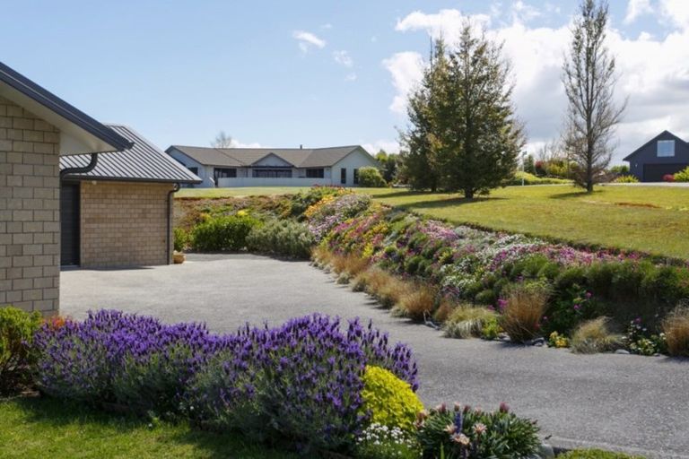 Photo of property in 50 Loch Views Road, Acacia Bay, Taupo, 3385