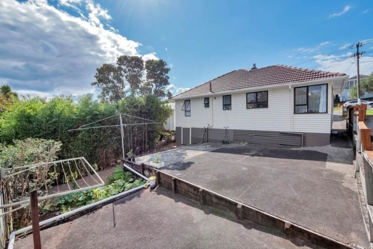 Photo of property in 1/16 Peach Road, Glenfield, Auckland, 0629