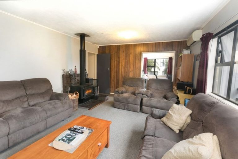 Photo of property in 40 Link Road, Newlands, Wellington, 6037