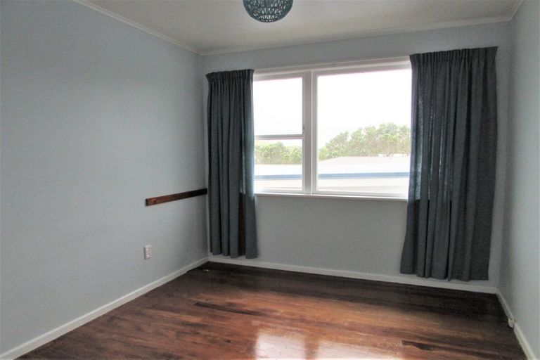 Photo of property in 30 Brooker Grove, Newlands, Wellington, 6037