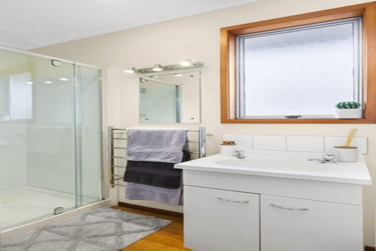 Photo of property in 49 Cron Avenue, Te Atatu South, Auckland, 0610