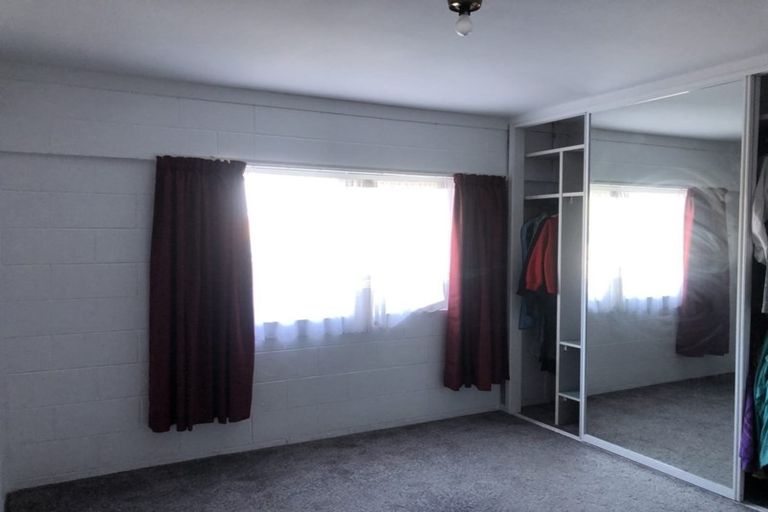 Photo of property in 5 Talavera Place, Te Atatu South, Auckland, 0602