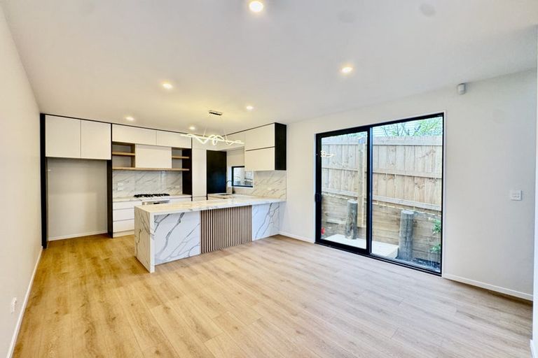 Photo of property in 5 Raphael Place, West Harbour, Auckland, 0618