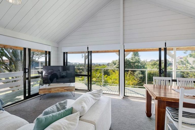 Photo of property in 13 Moffat Road, Red Beach, 0932