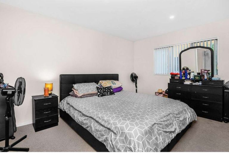 Photo of property in 98 Popokatea Drive, Takanini, 2112