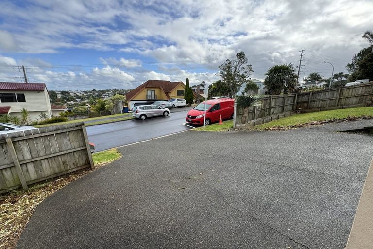 Photo of property in 4 Highgrove Lane, Totara Vale, Auckland, 0632