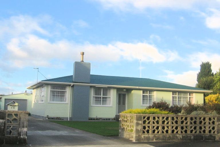 Photo of property in 14 Woburn Place, Takaro, Palmerston North, 4412