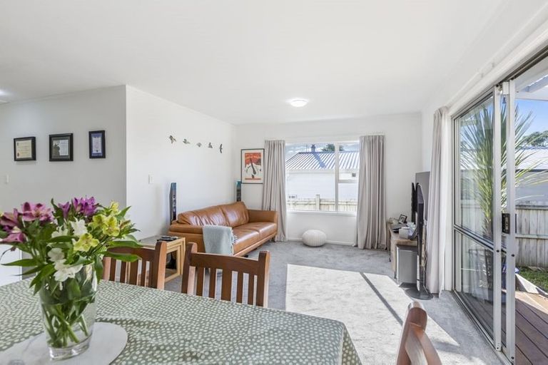 Photo of property in 2/49 Tramway Road, Beach Haven, Auckland, 0626