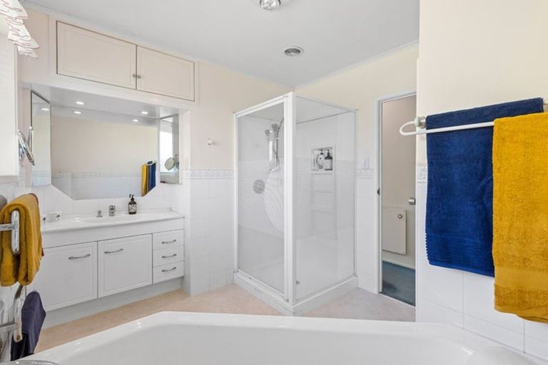 Photo of property in 17 Scanlen Terrace, Kelston, Auckland, 0602