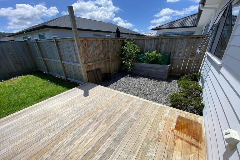 Photo of property in 18 Gilbransen Road, Kumeu, 0810