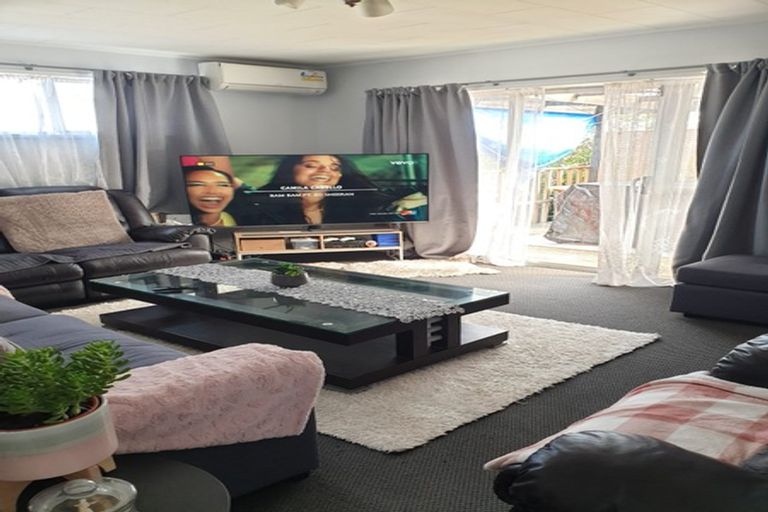 Photo of property in 2/12 Chamade Place, Clover Park, Auckland, 2019