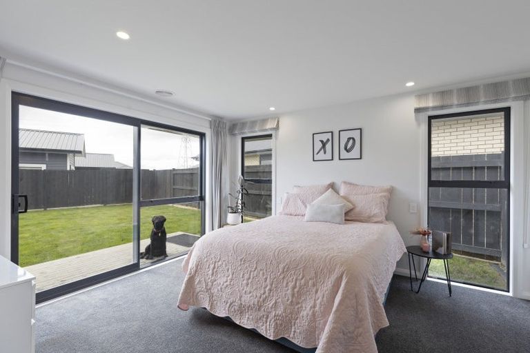 Photo of property in 2 Corsica Court, Fitzherbert, Palmerston North, 4410