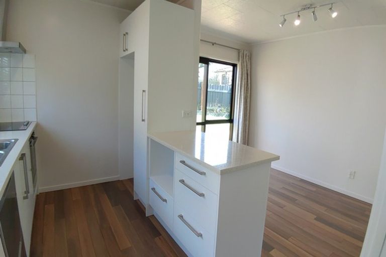 Photo of property in 2/1 Landsdale Place, Massey, Auckland, 0614