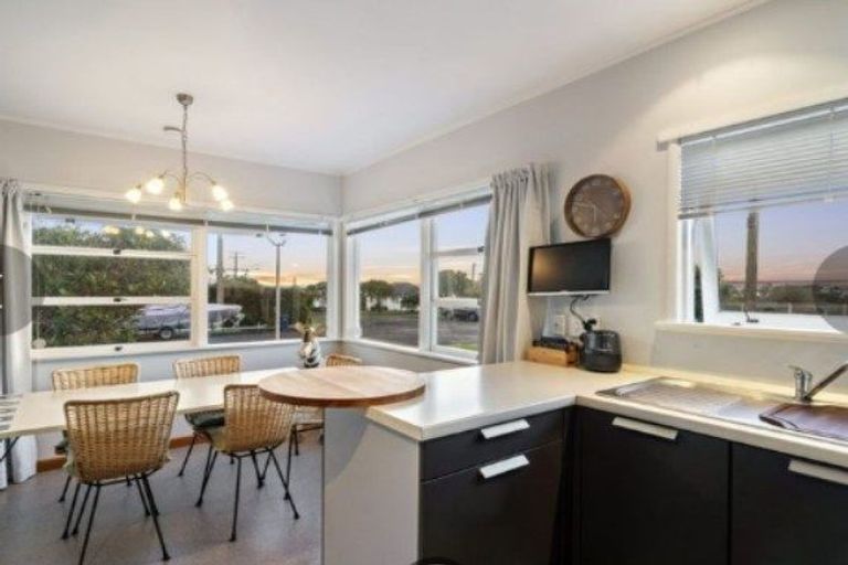 Photo of property in 106 Eversleigh Road, Belmont, Auckland, 0622