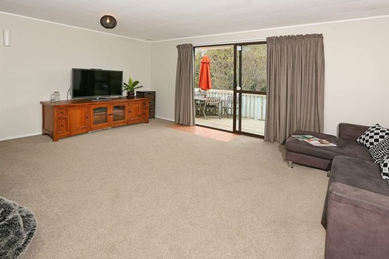 Photo of property in 5 Hueglow Rise, West Harbour, Auckland, 0618