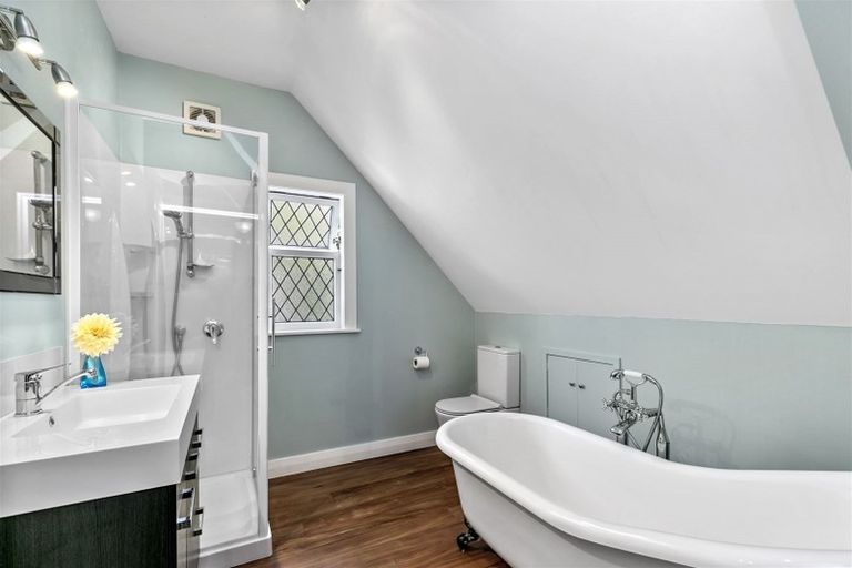 Photo of property in 12 Moana Road, Kelburn, Wellington, 6012