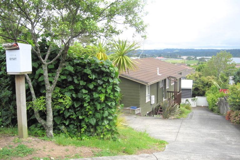 Photo of property in 1/122 Sunset Road, Unsworth Heights, Auckland, 0632