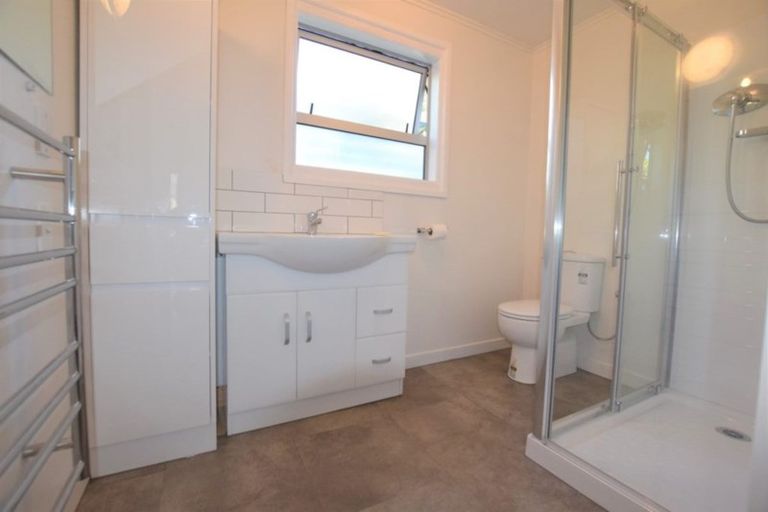 Photo of property in 19 Cleve Road, Green Bay, Auckland, 0604